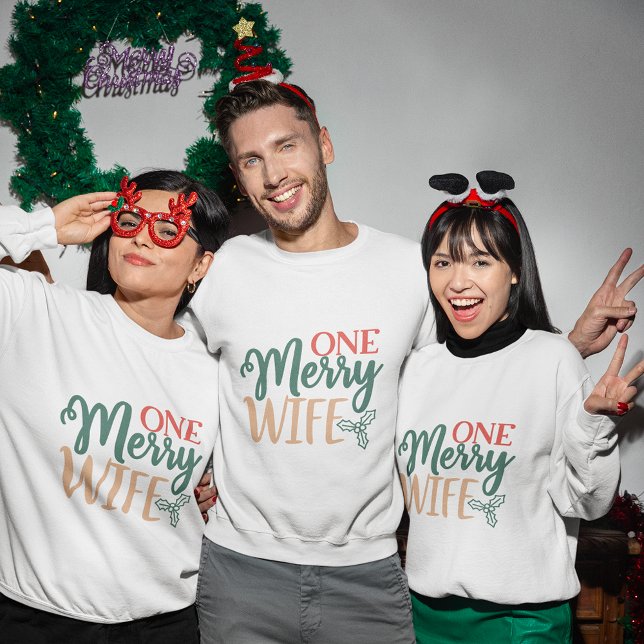 Una alegre esposa navidad sudadera (One merry wife christmas sweatshirt
)