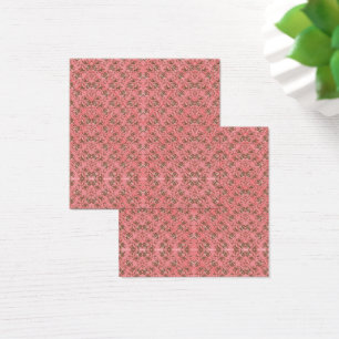 Una alfombra con motivos rojos y rosas decora el c