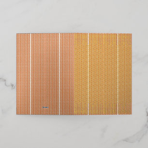 Una alfombra naranja con un patrón texturado se qu