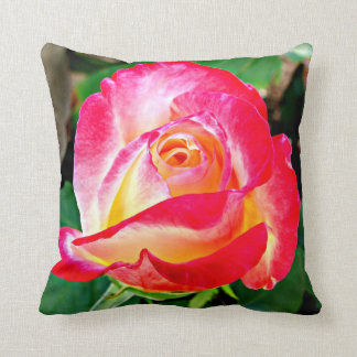 Una almohada color de rosa hermosa