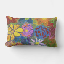 una almohada con flores