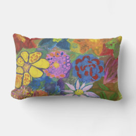 una almohada con flores