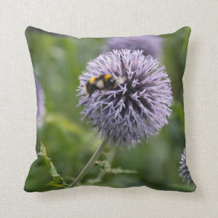 Una almohada con otro pequeño critter ocupado