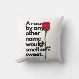 Una almohada con un poema de SHAKESPEARE y una ros