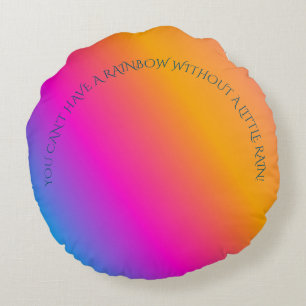Una almohada de tiro redondo arco iris con una cit