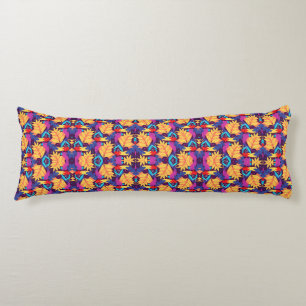 Una almohada rectangular presenta un vibrante 