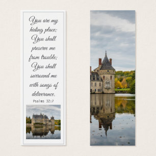 Una antigua torre de otoño elegante verso de la Bi