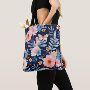 Una bolsa de mano con correas negras presenta un v