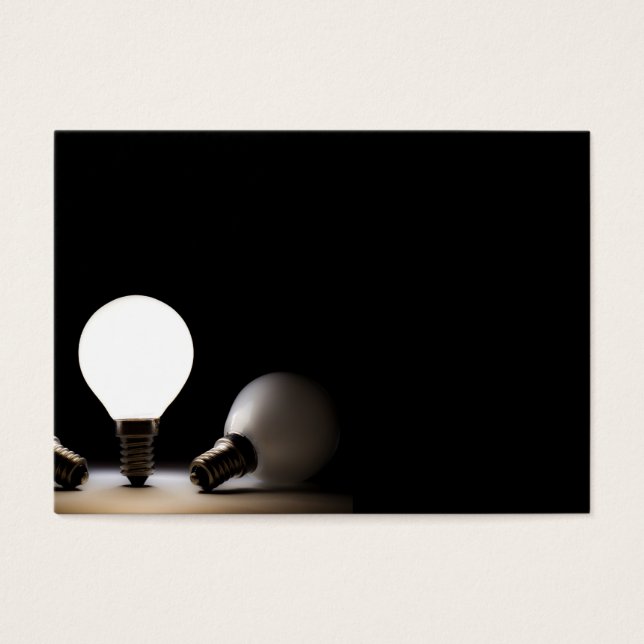 Una bombilla brillante en un espacio oscuro (Frente)