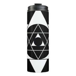 una botella de agua con estampado en la filosofía