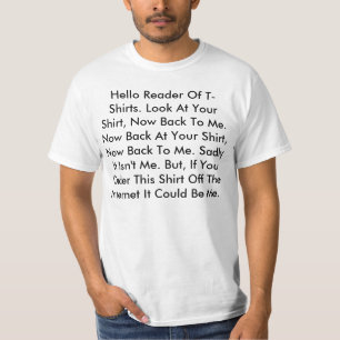 Una camisa con muchas palabras en él