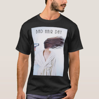 Una camiseta clásica en el mal día del cabello