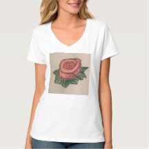 Una camiseta de cuello y rosa con dibujo de rosa