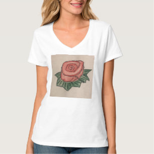 Una camiseta de cuello y rosa con dibujo de rosa