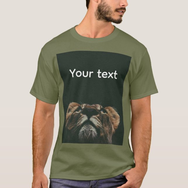 Una camiseta de león impresa con texto editable (Anverso)