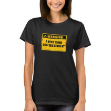 Una camiseta de un estudiante universitario muy ca