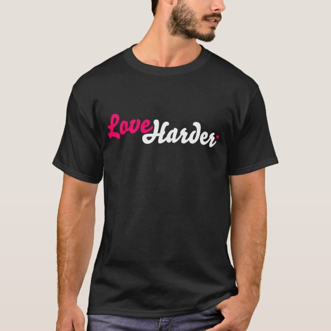 Una camiseta más dura del amor duro vivo (oscura) (Anverso)