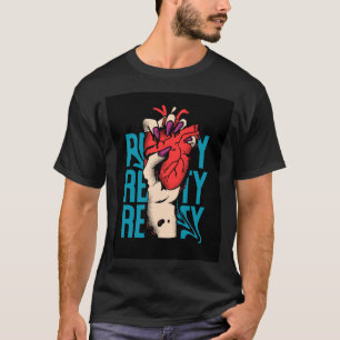 Una camiseta negra con una mano sosteniendo un cor