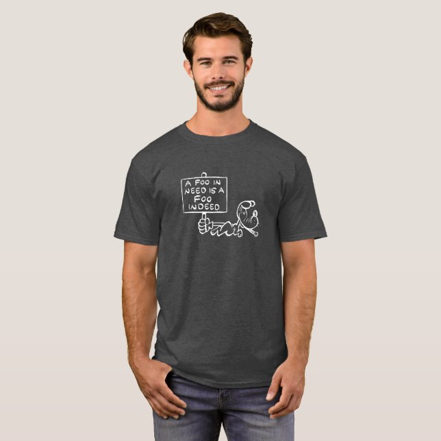 "Una camiseta oscura de "A Foo in Need" (Anverso completo)