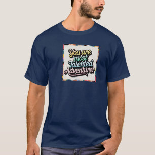 Una camiseta vibrante, tipográfica de aventura