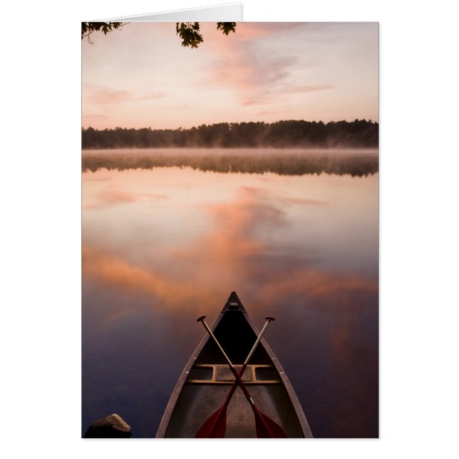 Una canoa descansa a orillas del lago Pawtuckaway (Frente)