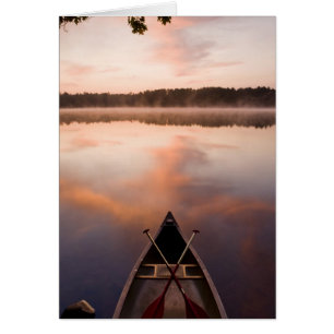 Una canoa descansa en la orilla del lago Pawtuckaw