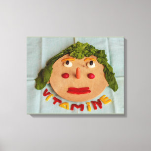 una cara de verduras en lienzo envuelto