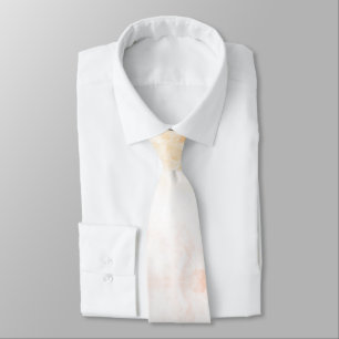 Una corbata blanca con sutiles tonos naranja y ros