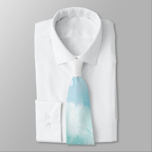 Una corbata blanca presenta un suave azul pastel