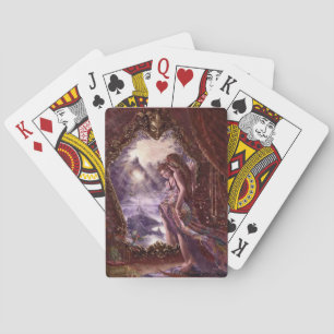 Una dama en el espejo jugando cartas