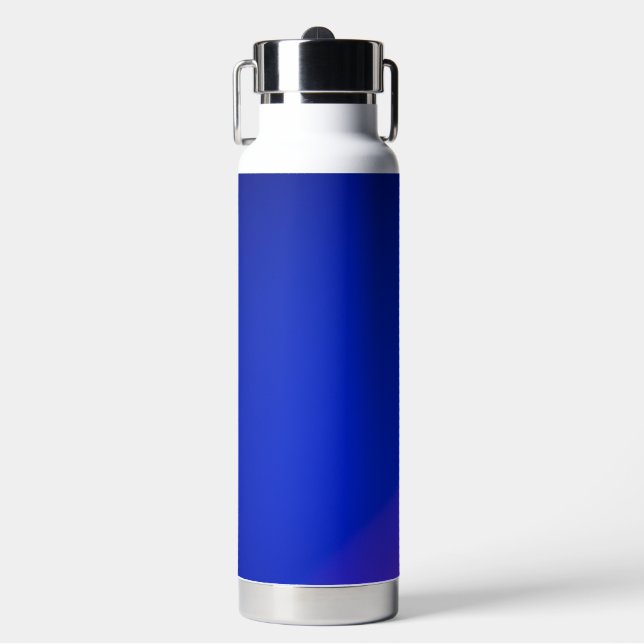 Una elegante botella de agua aislada azul con una  (Frente)