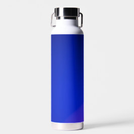 Una elegante botella de agua aislada azul con una 