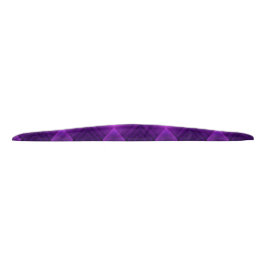 Una elegante diadema morada con un diseño acolchad