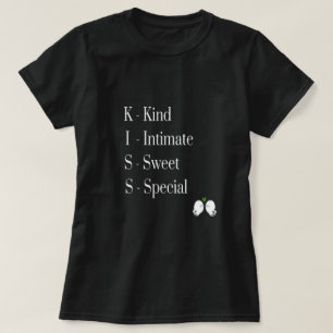Una encantadora camiseta romántica para parejas y