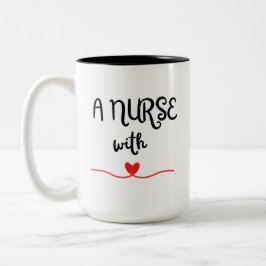 Una enfermera con taza de corazón