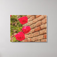 una enredadera de rosas en un lienzo de pared de l