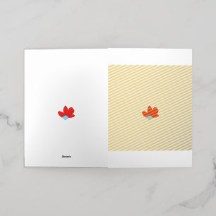 una flor roja con un centro azul