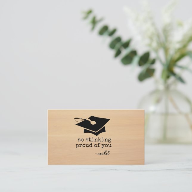 Una graciosa tarjeta de graduación te enorgullece (Anverso de pie)