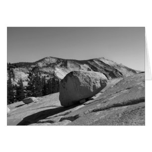 Una gran roca -una errática glacial- está encarama