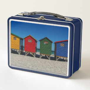 Una hilera de cabañas de playa de colores vivos