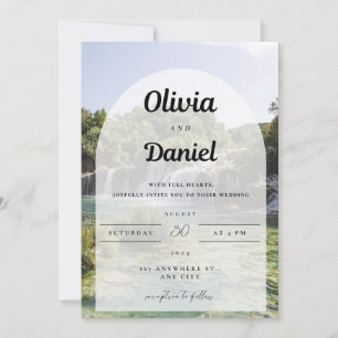 Una invitación con el fondo de agua natural