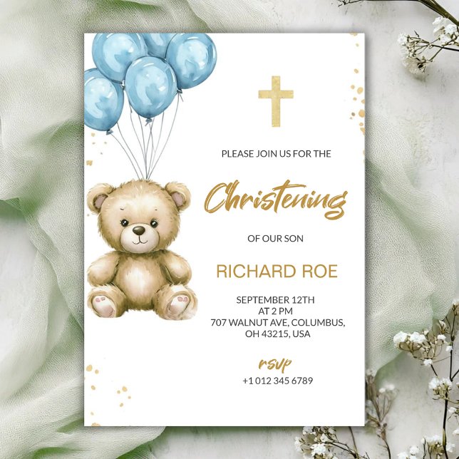 Una invitación de bautizo presenta un oso de peluc (Subido por el creador)