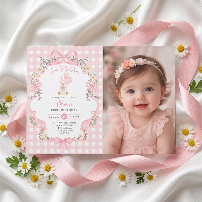 Una invitación de cumpleaños de niña con un lazo r (Subido por el creador)