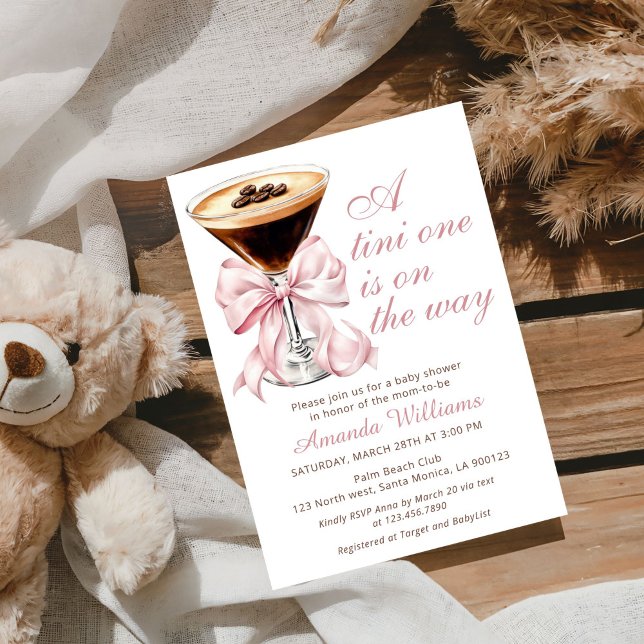 Una Invitación de Cumpleaños para una Tini One con (A tini One Espresso Martini Pink Bow Baby Shower Invitation)
