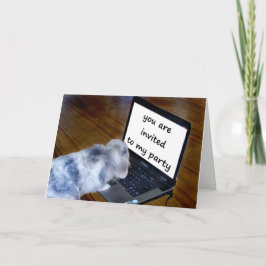 una invitación de fiesta de conejo lindo