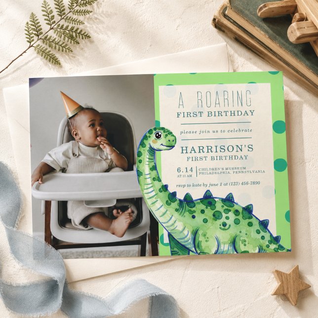 Una invitación de foto de cumpleaños de dinosaurio (A Roaring First Birthday Dinosaur Photo Invitation)