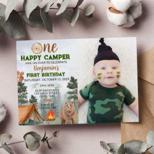 Una invitación feliz de cumpleaños de camper