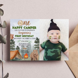 Una invitación feliz de cumpleaños de camper