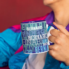 Una jarra llena de nombres azules