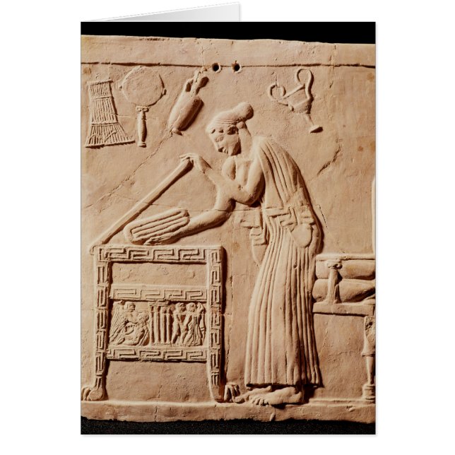 Una joven arreglando su ropa en un (Frente)